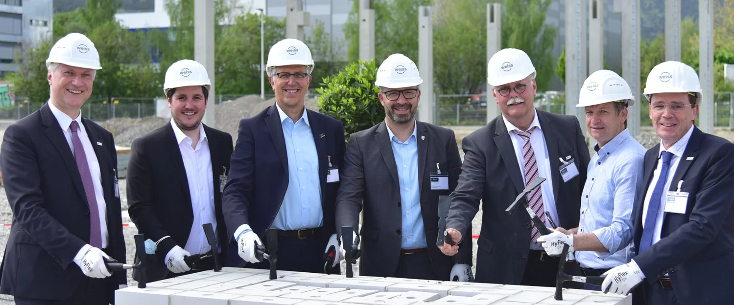 Kollegen der Schunk Group geben den Startschuss für das neue Logistikzentrum von Weiss in Balingen
