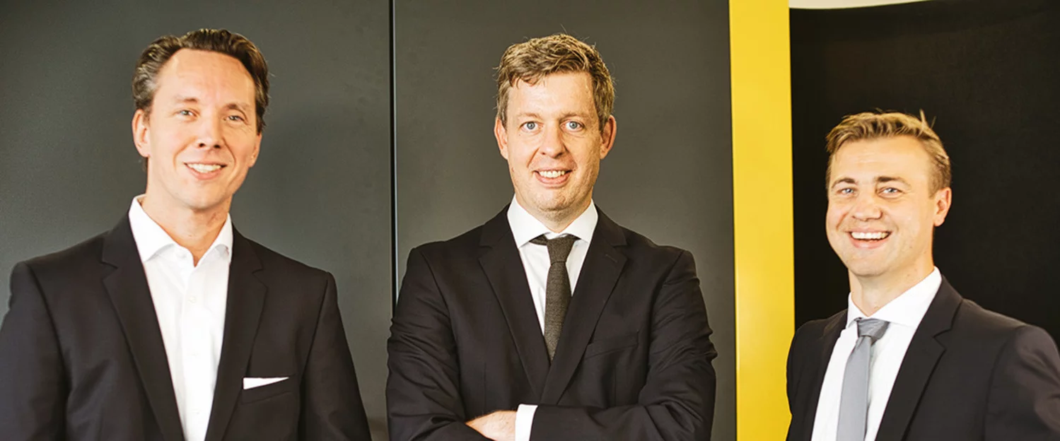 Unternehmensgründer und Geschäftsführer von Pulsar Photonics Dr. Jens Holtkamp, Dr. Stephan Eifel und Dr. Joachim Ryll Die drei Unternehmensgründer und Geschäftsführer von Pulsar Photonics stehen nebeneinander, tragen einen Anzug und schauen in die Kamera