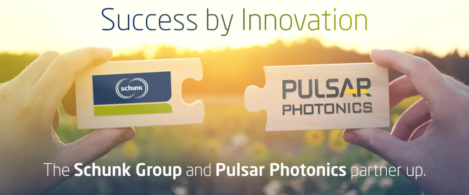 Zusammenarbeit von Schunk Group und Pulsar Photonics Zwei Puzzleteile mit dem Logo von Schunk und Pulsar werden von zwei Händen nebeneinander gehalten