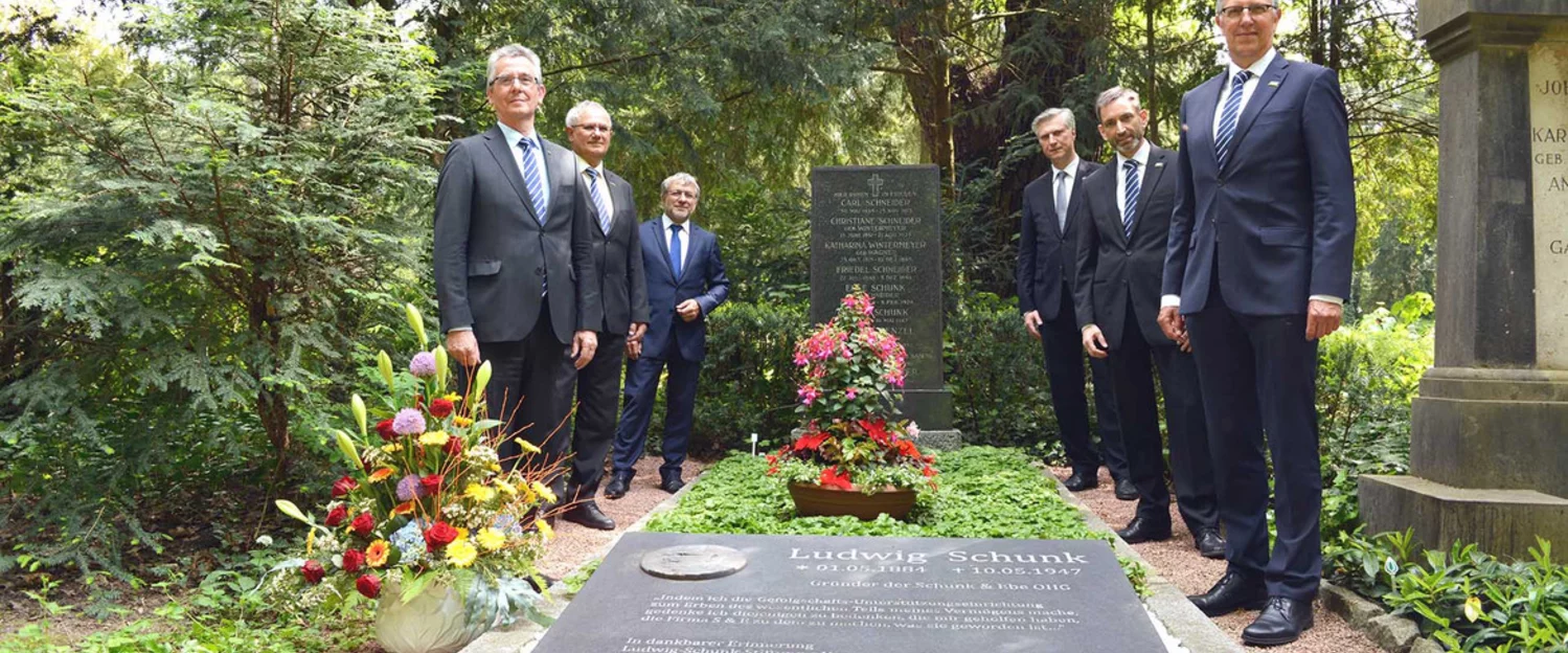 On the 75th anniversary of Ludwig Schunk's death, the Ludwig Schunk Foundation and the Executive Board of the Schunk Group commemorate the company founder at his gravesite.