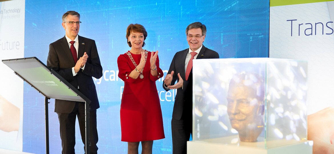 Dr. Arno Roth and Mayor Elly Blanksma van den Heuvel opened new Schunk Xycarb Technology facilities
