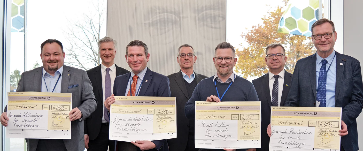 Donation totaling 25,000 euros for home communities in Central Hesse.