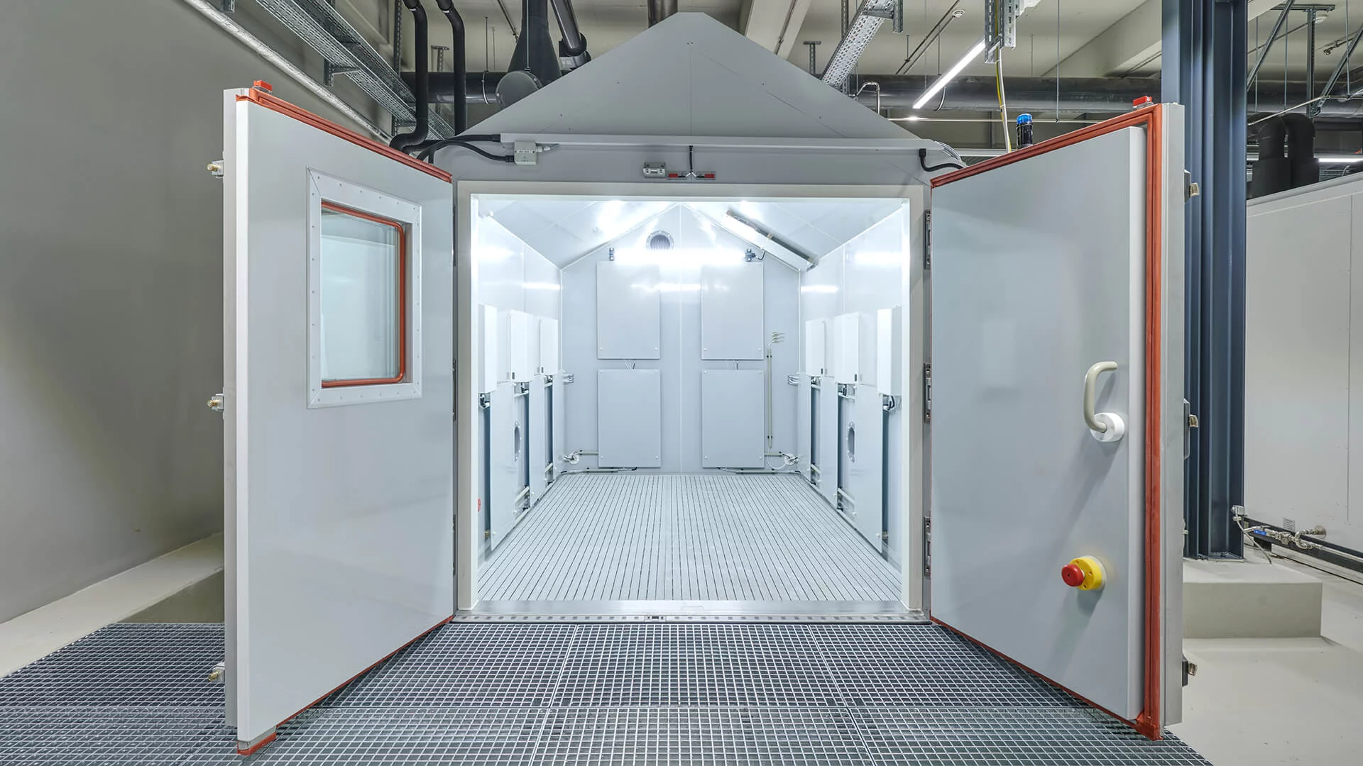  Begehbare Salzsprühprüfkammer mit geöffneten Türen für industrielle Salznebel- und Korrosionstests