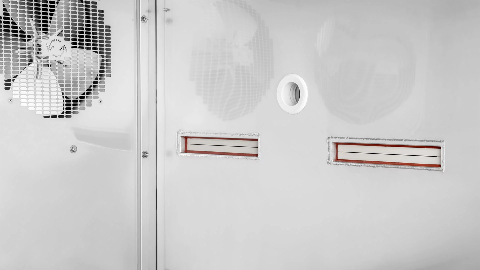  Innenraum einer Schwallwasser‑Prüfkammer mit Wasseraustrittsöffnungen und Ventilatoreinheit