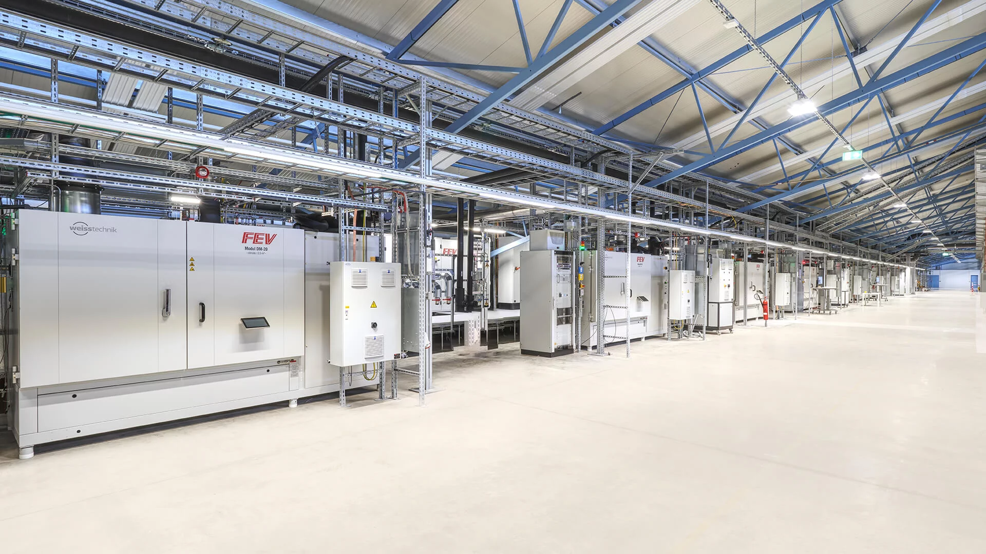  Große Testhalle mit Reihen begehbarer Temperaturprüfkammern für parallele industrielle Temperaturtests