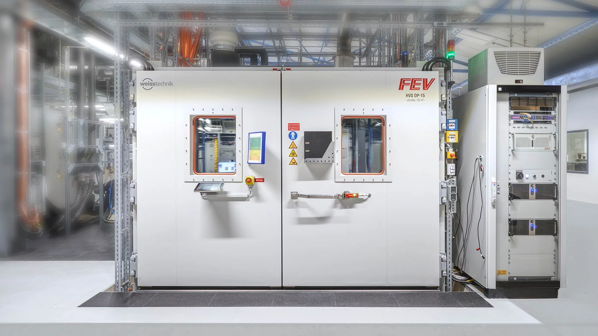  Begehbare Temperaturprüfkammer mit Sichtfenstern und Bedienpanel in industrieller Testumgebung