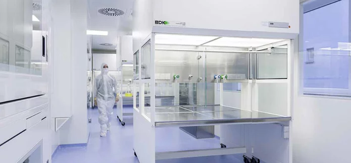  Pharmaceutical cleanroom with controlled environment workstation and integrated containment technology