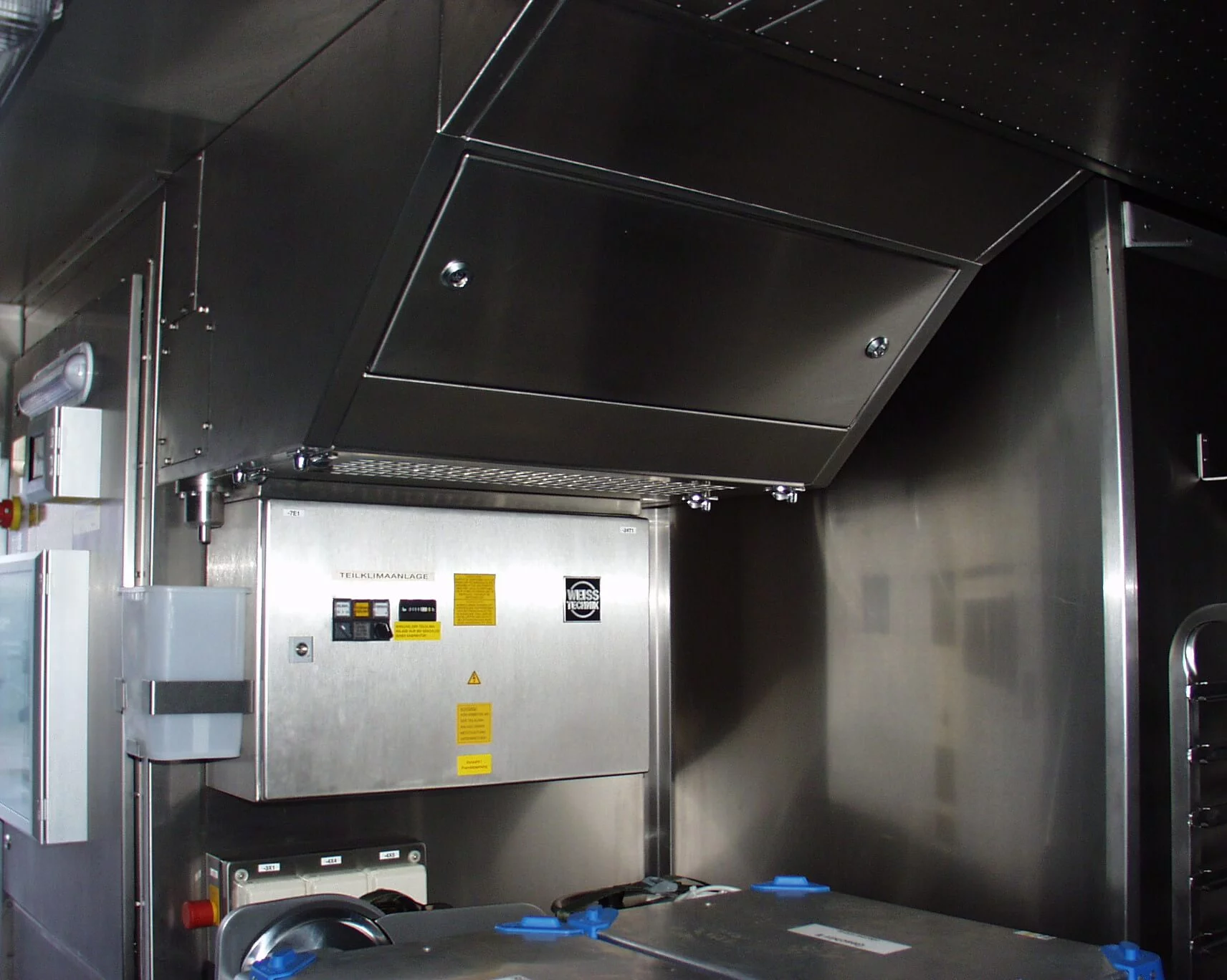  Interior view of the K36W‑A defence air conditioning unit by Weiss Defence with integrated climate module in stainless steel housing