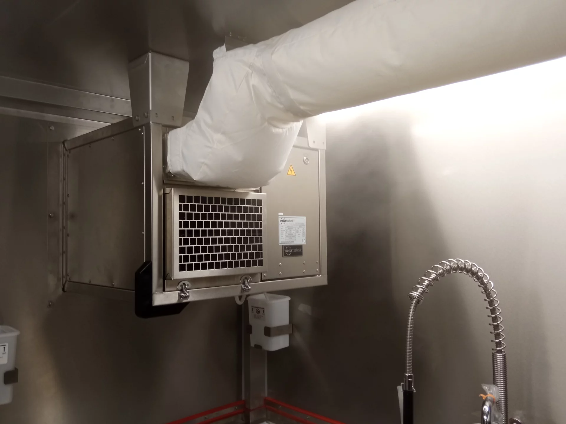  Installiertes Module R‑3 Kühlmodul von Weiss Defence mit angeschlossenem Luftkanal in technischem Innenraum