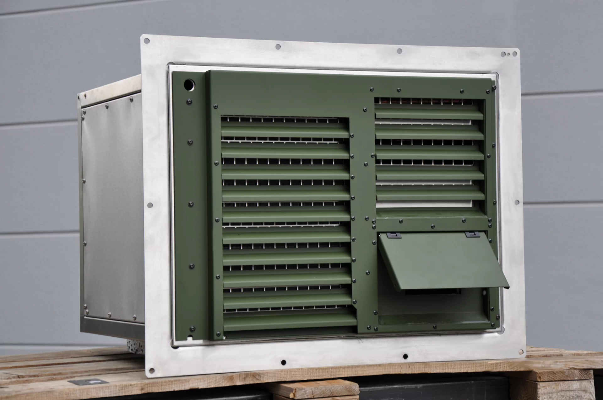  Kompaktes Kühlmodul Module R‑3 von Weiss Defence mit olivgrünen Lüftungslamellen und integrierter Luftklappe