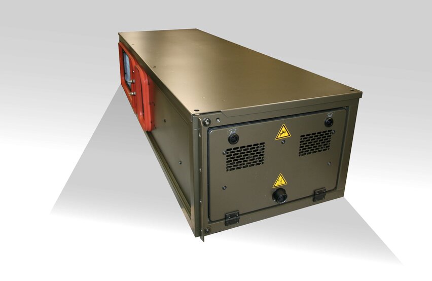  Kompaktes Klimamodul Module R 4 von Weiss Defence mit Serviceklappe, Lüftungsgittern und Warnsymbolen in olivgrünem Gehäuse.