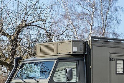  Auf einem Militärfahrzeug dachmontiertes Klimagerät Module R 4 von Weiss Defence in robuster, olivgrüner Ausführung