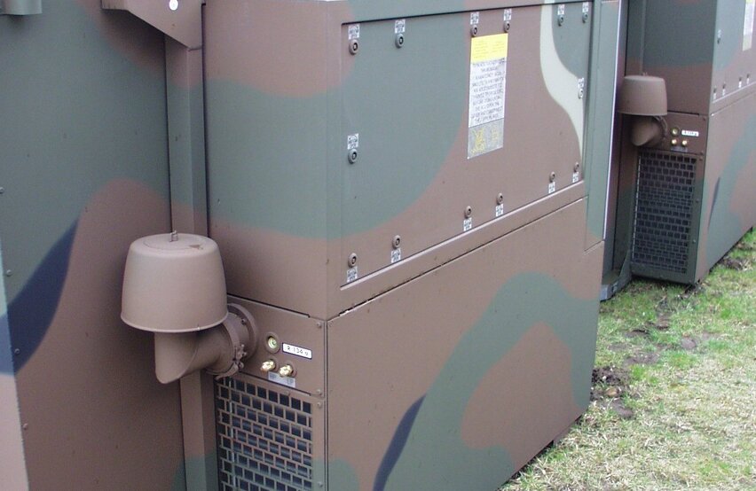 Taktische Klimaanlagen der TKA‑Serie von Weiss Defence, außen an militärischen Containern montiert.
