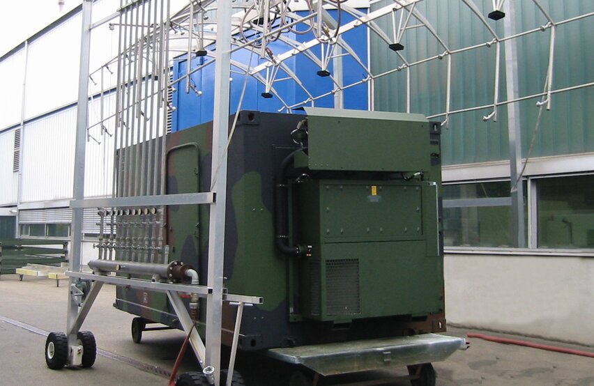  Taktische Klimaanlage der TKA‑Serie von Weiss Defence auf Transportwagen bei technischem Testaufbau im Außenbereich.