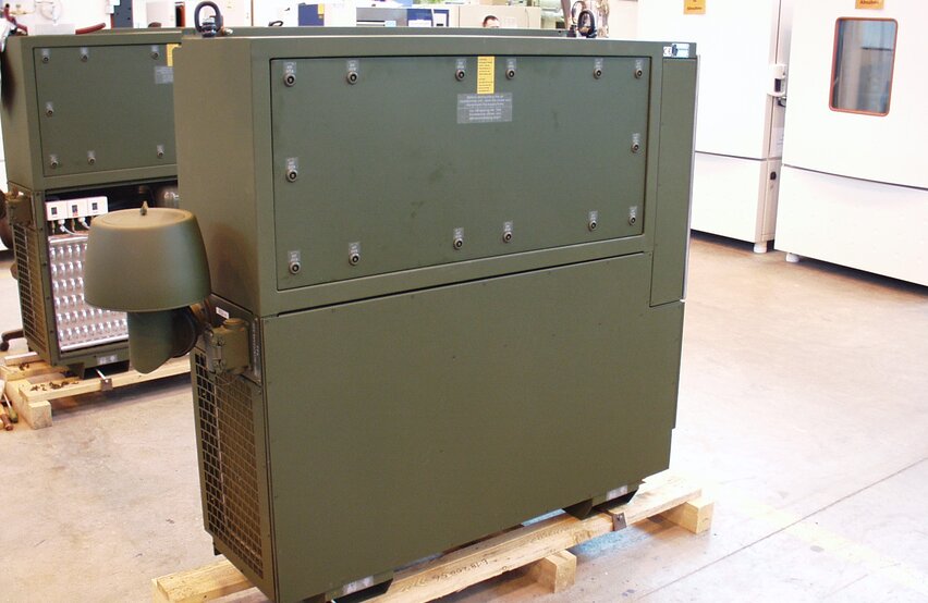  Taktische Klimaanlage der TKA‑Serie von Weiss Defence auf Palette in einer Industriehalle.