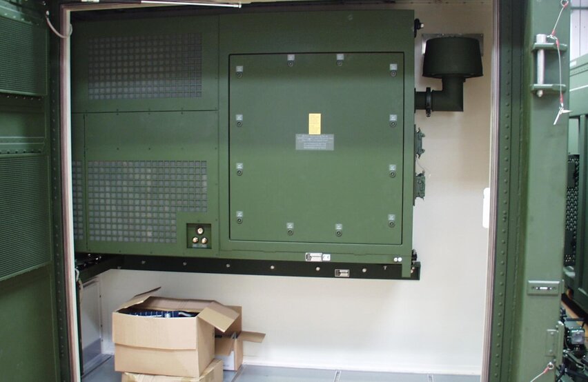  Taktische Klimaanlage der TKA‑A‑Serie von Weiss Defence, installiert im Inneren eines militärischen Containers.