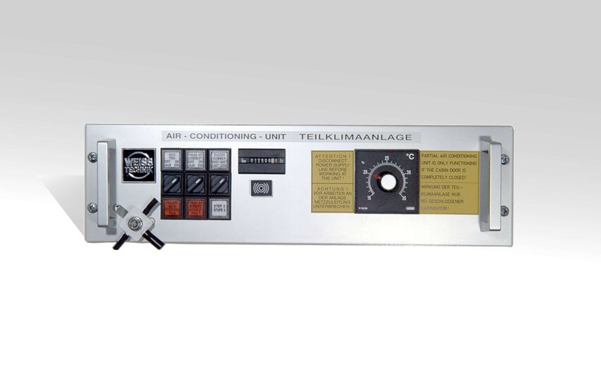  Bedien‑ und Steuerpanel der taktischen Teilklimaanlage TKA‑A‑Serie von Weiss Defence mit Schaltern, Temperaturregler und Warnhinweisen.