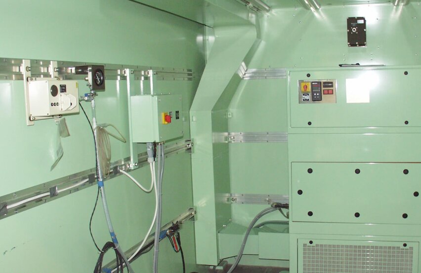  Installiertes taktisches Klimagerät TKA K1W‑B von Weiss Defence im Innenraum eines Shelters mit Luftkanälen und Elektrik