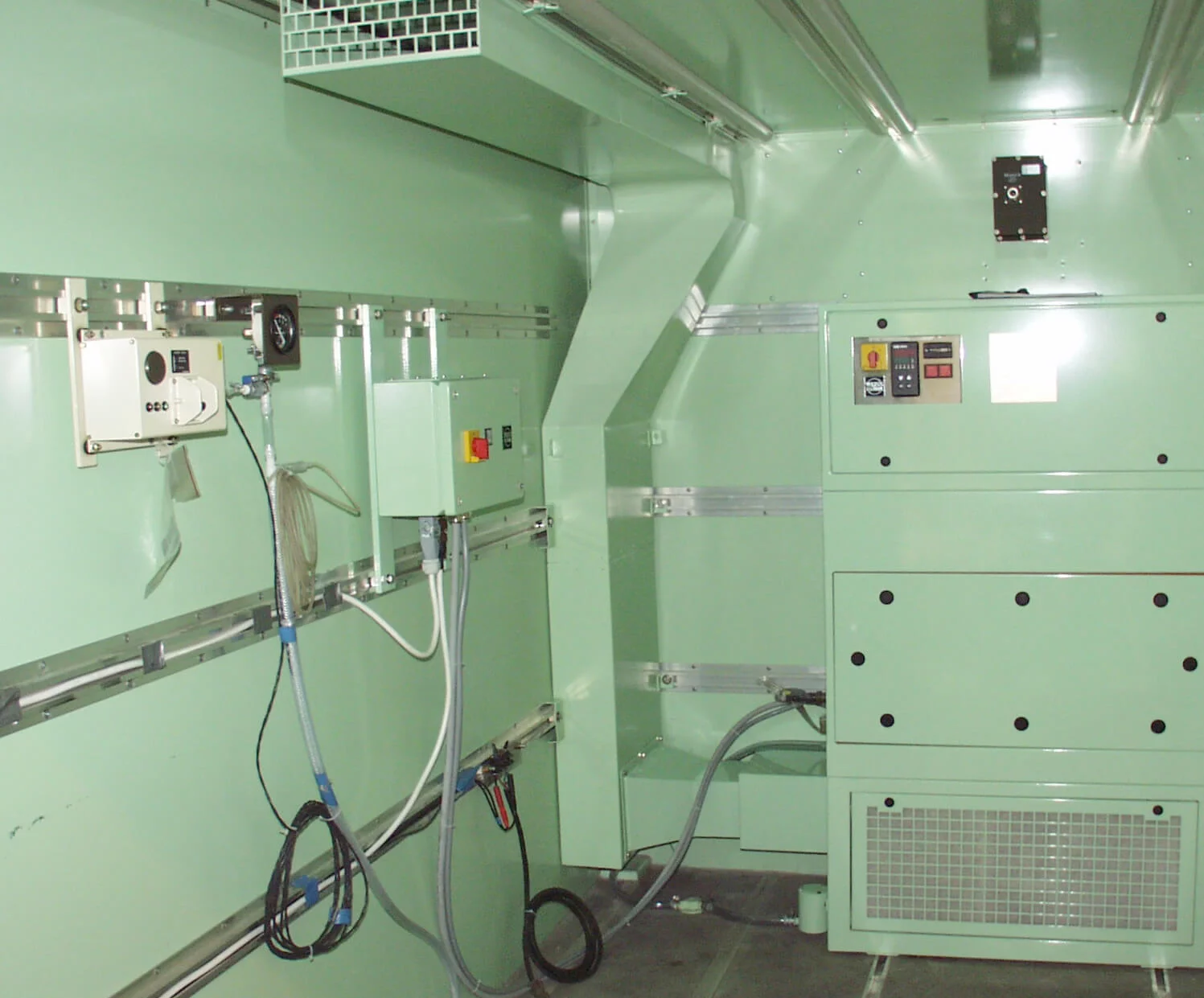  Installed tactical air conditioning unit TKA K1W‑B by Weiss Defence inside a shelter with air ducts and electrical systems