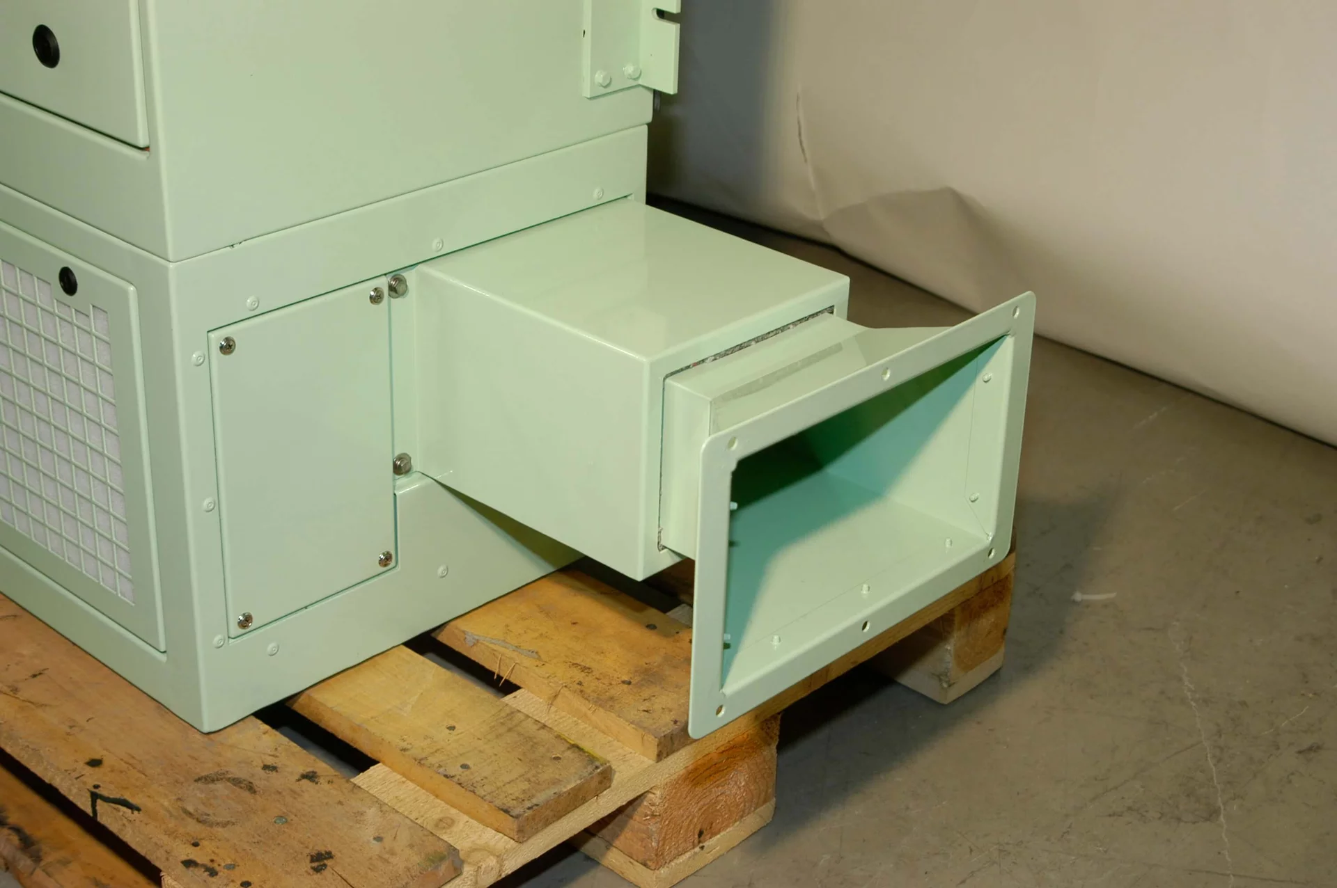 Air outlet of the tactical air conditioning unit TKA K1W‑B by Weiss Defence with rectangular air duct