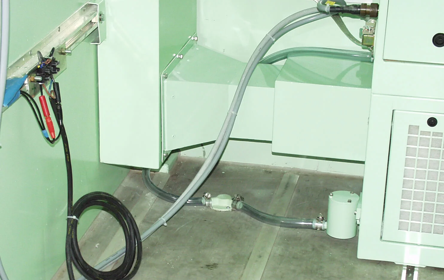 Line and connection routing of the tactical air conditioning unit TKA K1W‑B by Weiss Defence inside a shelter