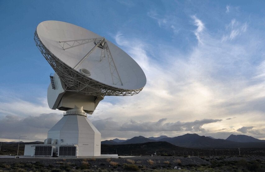  Große militärische Parabolantenne von WEISS Defence als stationäre Satelliten‑ und Kommunikationsbodenstation