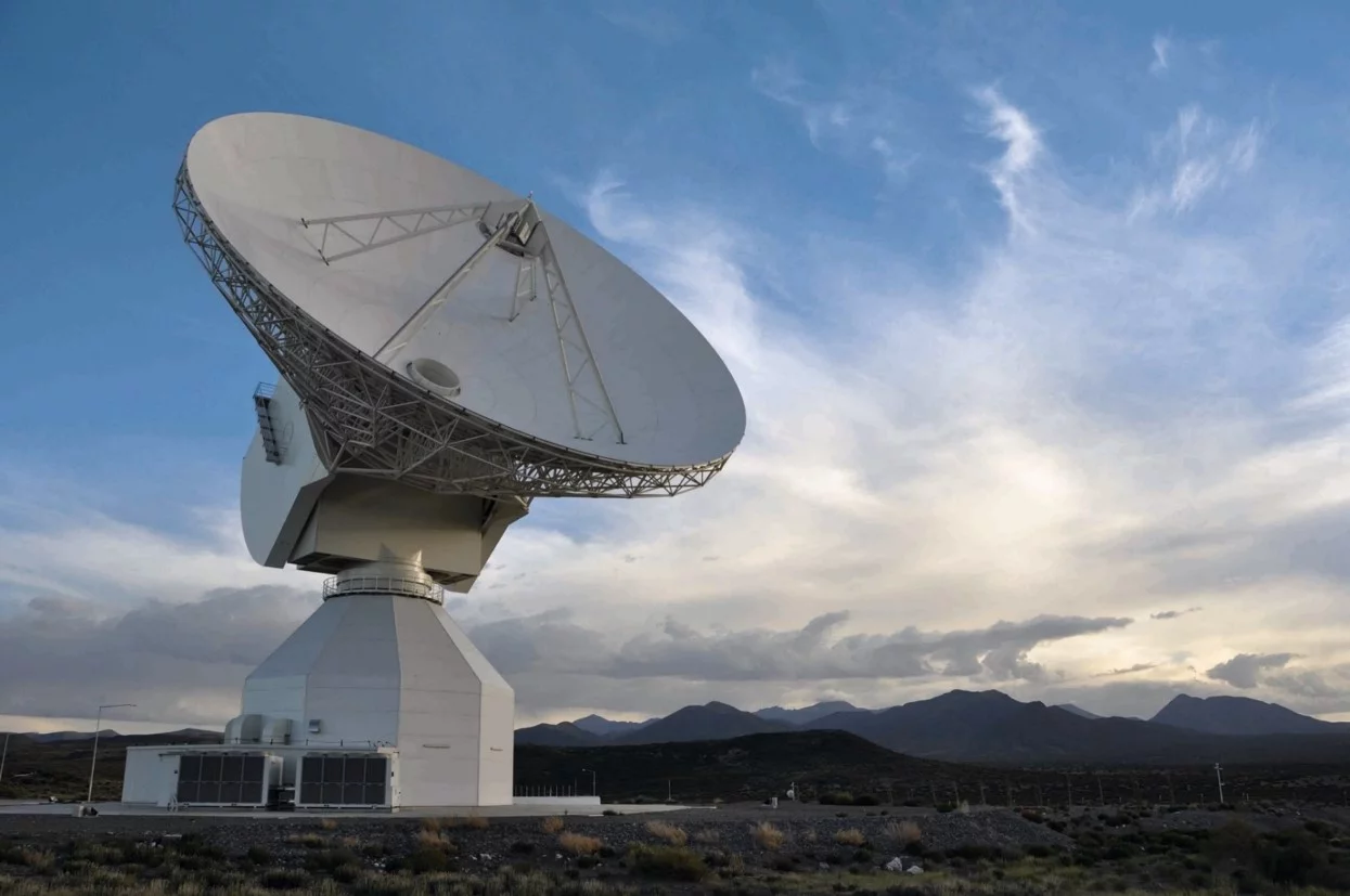  Große militärische Parabolantenne von WEISS Defence als stationäre Satelliten‑ und Kommunikationsbodenstation