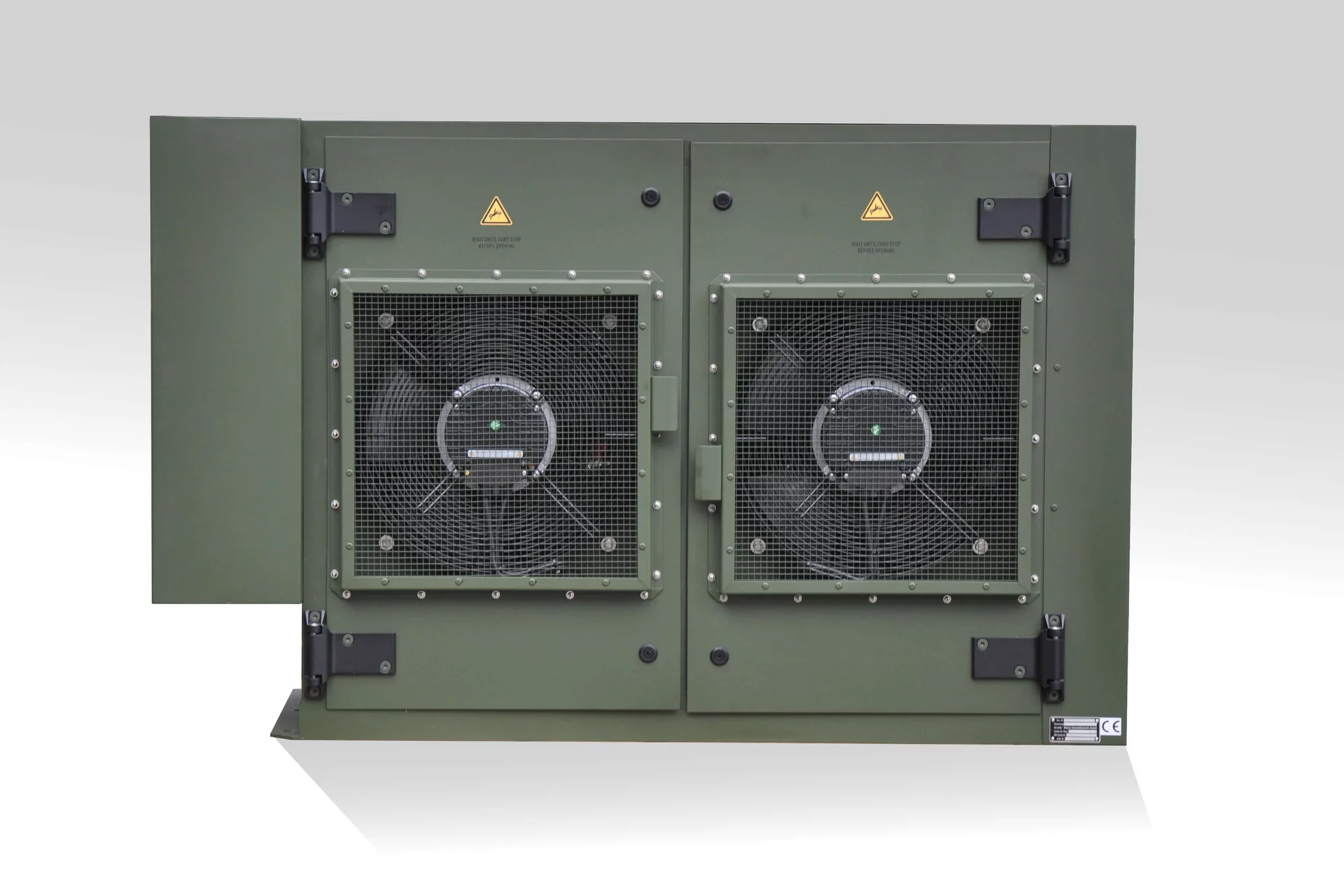  Frontansicht der militärischen Klimaanlage STA‑10 A von WEISS Defence mit zwei geschützten Axiallüftern
