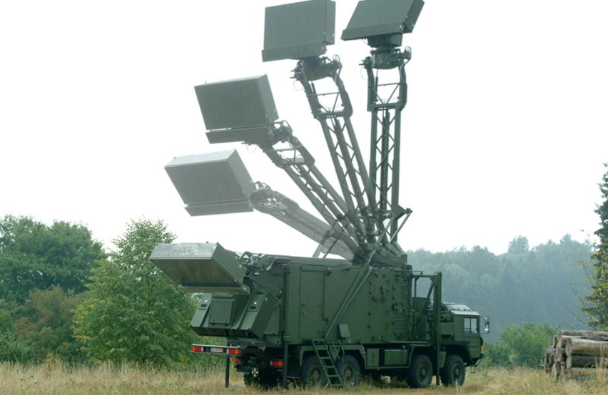  Mobiles militärisches Fahrzeugsystem mit ausgefahrenen Antennenmasten im Einsatzumfeld der Klimaanlage STA‑3 A von WEISS Defence
