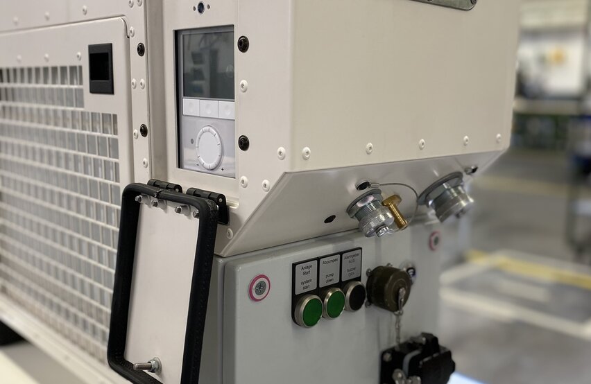  Detailansicht des Bedienfelds und der Anschlüsse der Zeltklimaanlage Module R‑7B von Weiss Defence