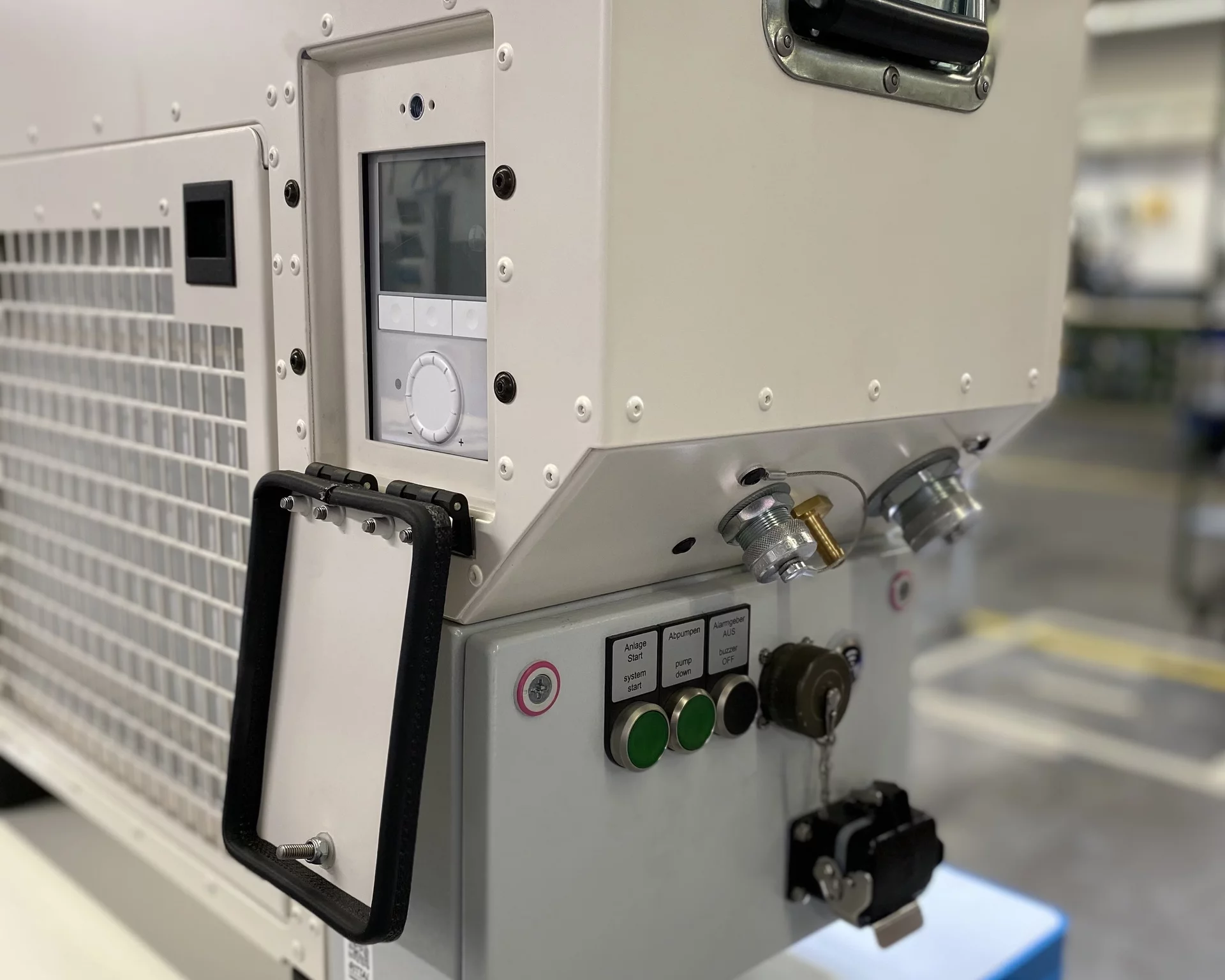  Detailansicht des Bedienfelds und der Anschlüsse der Zeltklimaanlage Module R‑7B von Weiss Defence