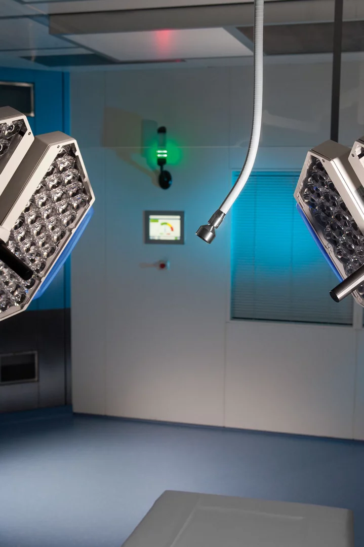 Hygienically climate‑controlled hospital operating room with surgical lights and controlled airflow