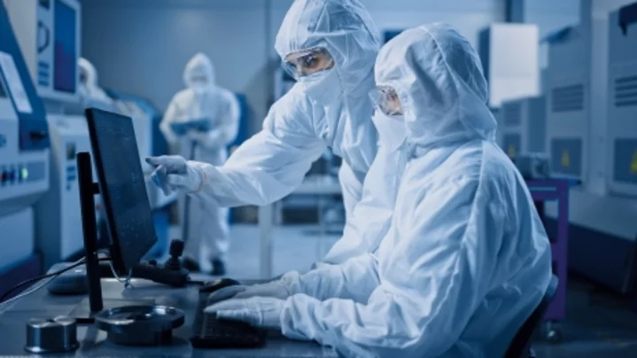 Quality control in microelectronics cleanrooms with analysis workstations and protective clothing at Weiss Technik