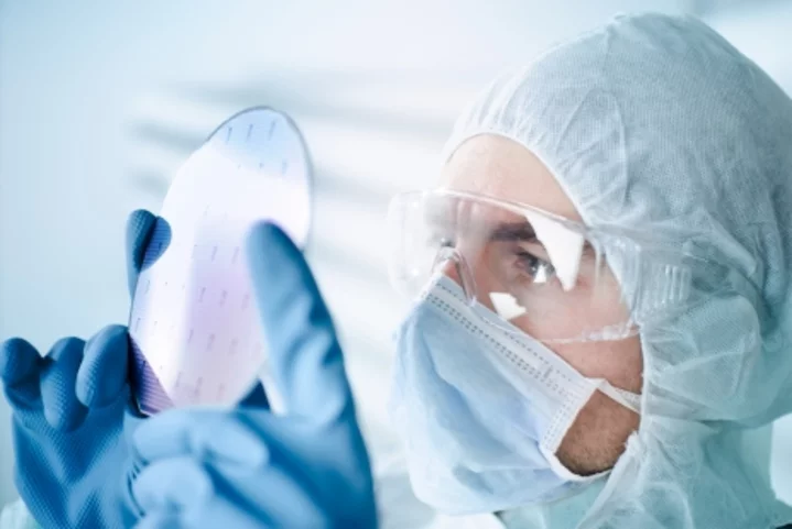Wafer inspection in microelectronics cleanrooms with gloves and controlled conditions at Weiss Technik