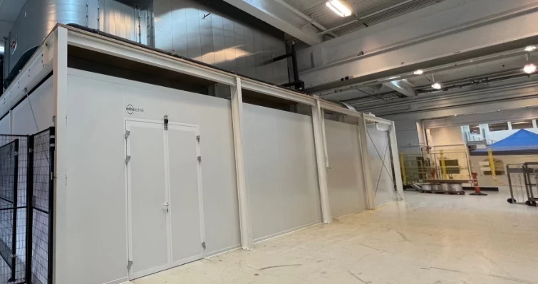  Industrieller Trockenraum als Room-in-Room-System mit integrierter Lufttechnik in Produktionsumgebung