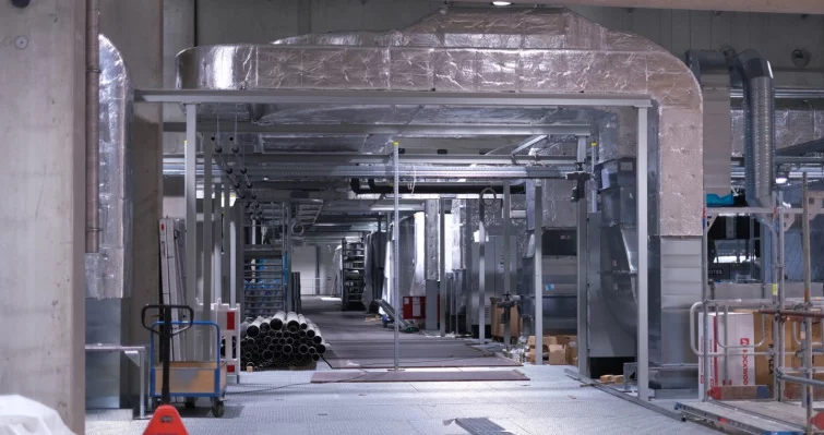  Industrie-Trockenraum GIGA-FAB mit Luftkanälen und Produktionsinfrastruktur für Batteriefertigung