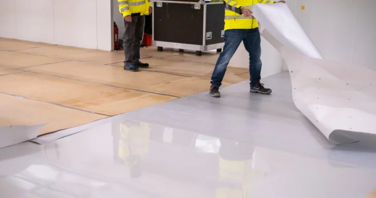  Bodeninstallation im Trockenraum mit Spezialbelag für kontrollierte Produktionsumgebungen