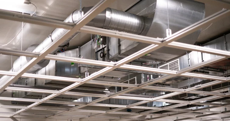  Lufttechnik im Trockenraum mit Lüftungskanälen und Deckenstruktur für kontrollierte Luftführung