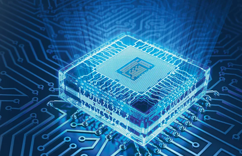 Abstrakte, blau leuchtende 3D-Visualisierung eines Mikrochips auf einer digitalen Leiterplatte mit Lichtstrahlen.