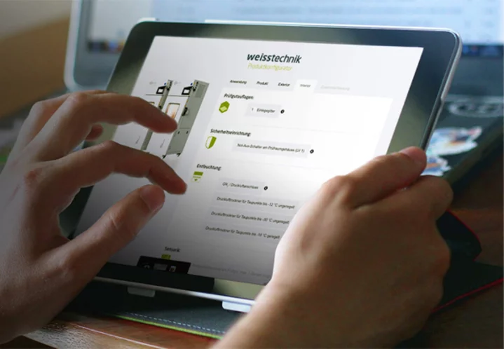 Nutzer bedient den digitalen Produktkonfigurator für Klimatechniklösungen von Weiss Klimatechnik