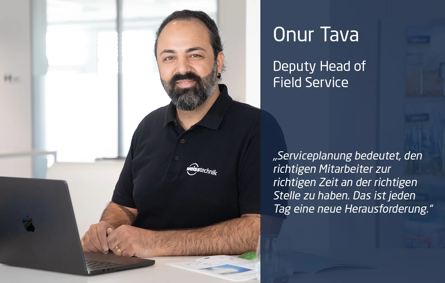 Onur Tava – Weiss Technik Field Service Management Porträt von Onur Tava, Deputy Head of Field Service bei Weiss Technik. Er sitzt lächelnd an einem Tisch mit Laptop. Im Hintergrund ist ein Zitat zur Serviceplanung eingeblendet: „Serviceplanung bedeutet, den richtigen Mitarbeiter zur richtigen Zeit an der richtigen Stelle zu haben.“