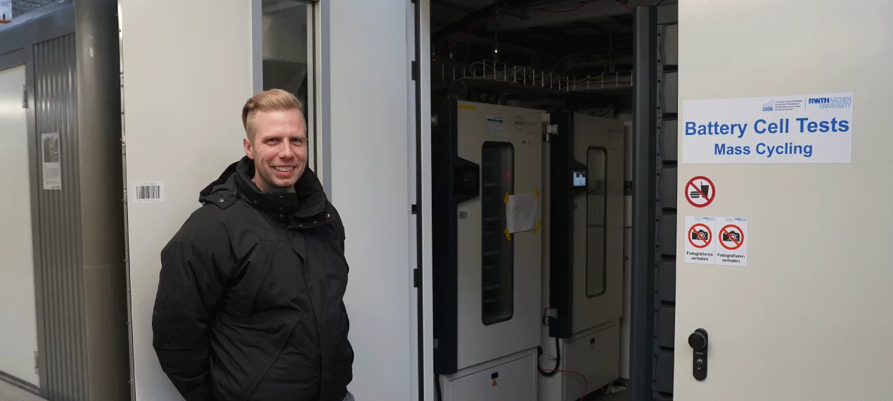 연구소에서 동시에 수천 개의 배터리 셀을 에이징하고 분석할 수 있습니다. 