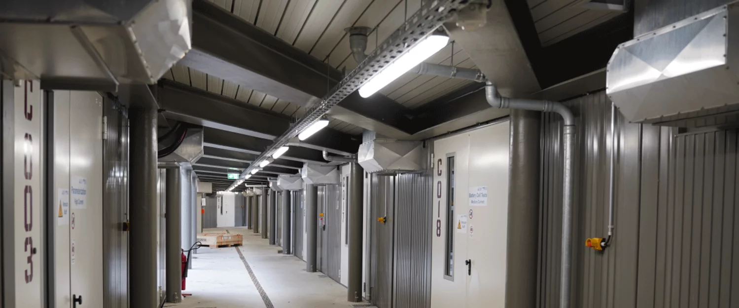 연구소에서 동시에 수천 개의 배터리 셀을 에이징하고 분석할 수 있습니다. 