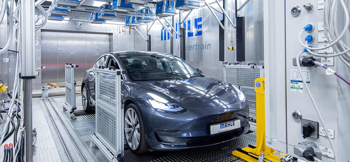 Climatic test chamber with mobile solar simulation for Mahle Powertrain